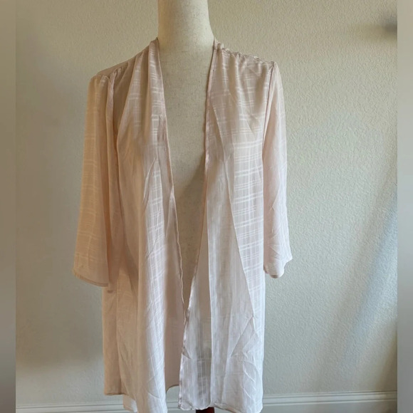TORRID Light Peachy pink Plaid Chiffon Kimono- Size 0 - Picture 3 of 7